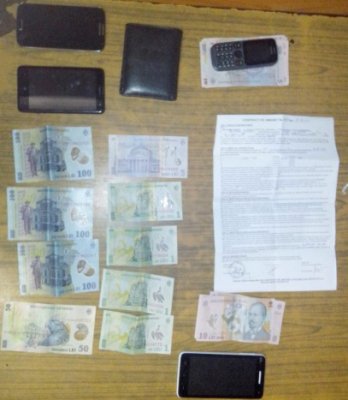 Patru tineri din Ovidiu au luat la rând maşinile din Mamaia: au spart un geam şi au furat telefoane - VIDEO